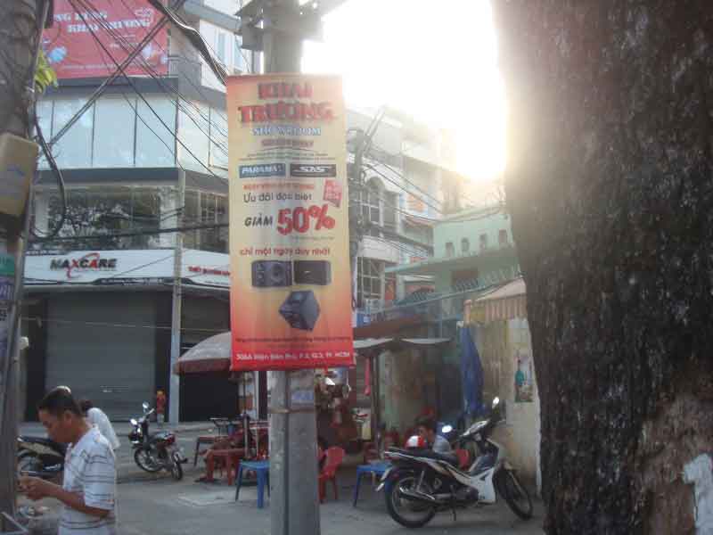 Treo banner quảng cáo Khai trương Showroom Sóng Âm Thanh
