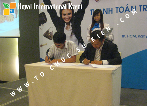 Công
 ty TNHH Quảng Cáo và Xúc Tiến Thương Mại Quốc Tế Hoàng Gia – Royal
International Event chính thức trở thành thành viên của Hiệp Hội Thương
Mại Điện Tử Việt Nam 11