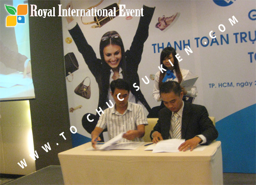 Công
 ty TNHH Quảng Cáo và Xúc Tiến Thương Mại Quốc Tế Hoàng Gia – Royal
International Event chính thức trở thành thành viên của Hiệp Hội Thương
Mại Điện Tử Việt Nam 13