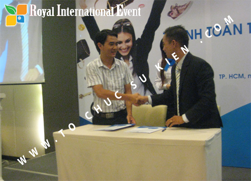 Công
 ty TNHH Quảng Cáo và Xúc Tiến Thương Mại Quốc Tế Hoàng Gia – Royal
International Event chính thức trở thành thành viên của Hiệp Hội Thương
Mại Điện Tử Việt Nam 16